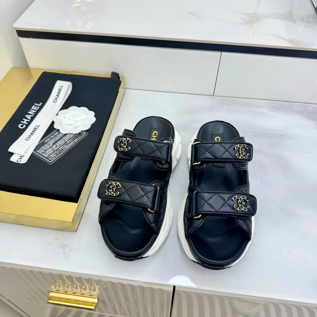 👟👟Ex-factory price 680👟👟 Top version... Chanel｜Chanel Xiaoxiang Velcro Beach Slippers Slippers Casual Beach Shoes 25ss Spring and Summer New Style! Beach shoes are a hit all over the internet! The latest model from the counter, I am still willing to buy it on my feet. It must be ranked among the most popular models. It is invincible in all seasons. Various bloggers and Internet celebrities can see the matching styles. Highly recommended. Pearlescent sheepskin upper, sheepskin lining, suede for the feet. Original open-molded TPU outsole size: 35-40 (customized for 40 and 41). Full set of original packaging 👉 👉